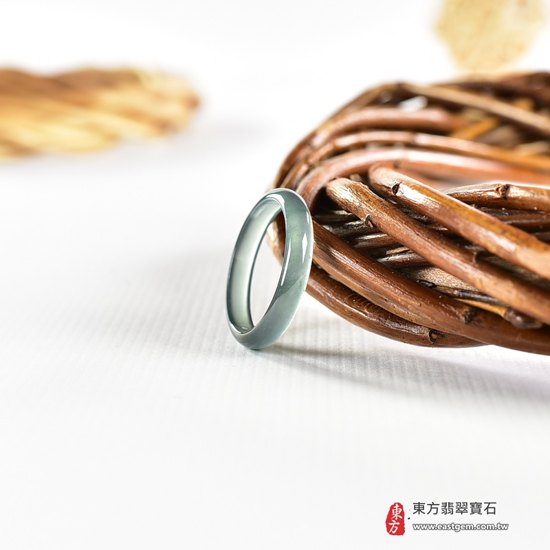 翡翠戒指|天然玉石玉戒・日常配戴與送禮款式|圓滿和合・平安順遂・吉祥如意・福氣常伴・情緣長久|翡翠玉戒・版指戒・板指戒・結婚戒指・男女對戒・情侶對戒|可客製化訂做各式翡翠戒指、吊墜、玉珮與項鍊|RNG1085|商品照片與資料介紹 7 翡翠戒指|天然玉石玉戒・日常配戴與送禮款式|圓滿和合・平安順遂・吉祥如意・福氣常伴・情緣長久|翡翠玉戒・版指戒・板指戒・結婚戒指・男女對戒・情侶對戒|可客製化訂做各式翡翠戒指、吊墜、玉珮與項鍊|RNG1085|商品照片與資料介紹 7
