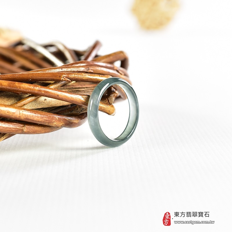 翡翠戒指|天然玉石玉戒・日常配戴與送禮款式|圓滿和合・平安順遂・吉祥如意・福氣常伴・情緣長久|翡翠玉戒・版指戒・板指戒・結婚戒指・男女對戒・情侶對戒|可客製化訂做各式翡翠戒指、吊墜、玉珮與項鍊|RNG1086|商品照片與資料介紹 4 翡翠戒指|天然玉石玉戒・日常配戴與送禮款式|圓滿和合・平安順遂・吉祥如意・福氣常伴・情緣長久|翡翠玉戒・版指戒・板指戒・結婚戒指・男女對戒・情侶對戒|可客製化訂做各式翡翠戒指、吊墜、玉珮與項鍊|RNG1086|商品照片與資料介紹 4