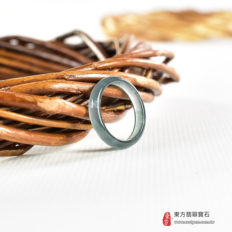 翡翠戒指|天然玉石玉戒・日常配戴與送禮款式|圓滿和合・平安順遂・吉祥如意・福氣常伴・情緣長久|翡翠玉戒・版指戒・板指戒・結婚戒指・男女對戒・情侶對戒|可客製化訂做各式翡翠戒指、吊墜、玉珮與項鍊|RNG1087|商品照片與資料介紹 6 翡翠戒指|天然玉石玉戒・日常配戴與送禮款式|圓滿和合・平安順遂・吉祥如意・福氣常伴・情緣長久|翡翠玉戒・版指戒・板指戒・結婚戒指・男女對戒・情侶對戒|可客製化訂做各式翡翠戒指、吊墜、玉珮與項鍊|RNG1087|商品照片與資料介紹 6