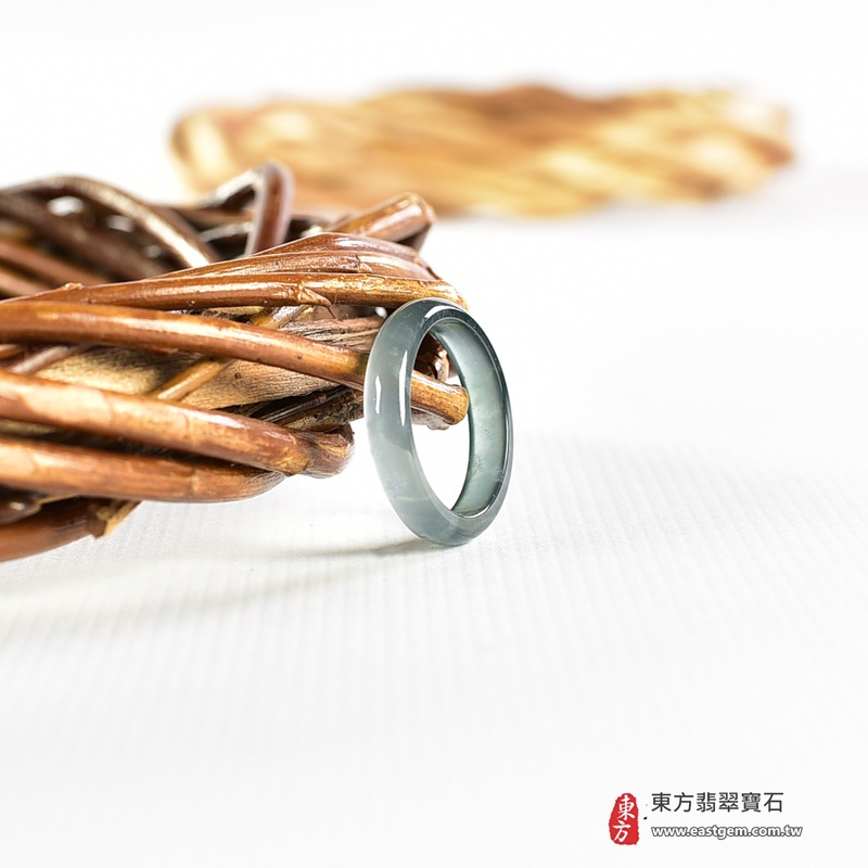 翡翠戒指|天然玉石玉戒・日常配戴與送禮款式|圓滿和合・平安順遂・吉祥如意・福氣常伴・情緣長久|翡翠玉戒・版指戒・板指戒・結婚戒指・男女對戒・情侶對戒|可客製化訂做各式翡翠戒指、吊墜、玉珮與項鍊|RNG1088|商品照片與資料介紹 3 翡翠戒指|天然玉石玉戒・日常配戴與送禮款式|圓滿和合・平安順遂・吉祥如意・福氣常伴・情緣長久|翡翠玉戒・版指戒・板指戒・結婚戒指・男女對戒・情侶對戒|可客製化訂做各式翡翠戒指、吊墜、玉珮與項鍊|RNG1088|商品照片與資料介紹 3