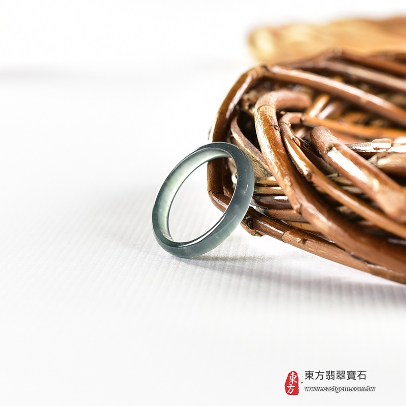 翡翠戒指|天然玉石玉戒・日常配戴與送禮款式|圓滿和合・平安順遂・吉祥如意・福氣常伴・情緣長久|翡翠玉戒・版指戒・板指戒・結婚戒指・男女對戒・情侶對戒|可客製化訂做各式翡翠戒指、吊墜、玉珮與項鍊|RNG1089|商品照片與資料介紹 4 翡翠戒指|天然玉石玉戒・日常配戴與送禮款式|圓滿和合・平安順遂・吉祥如意・福氣常伴・情緣長久|翡翠玉戒・版指戒・板指戒・結婚戒指・男女對戒・情侶對戒|可客製化訂做各式翡翠戒指、吊墜、玉珮與項鍊|RNG1089|商品照片與資料介紹 4