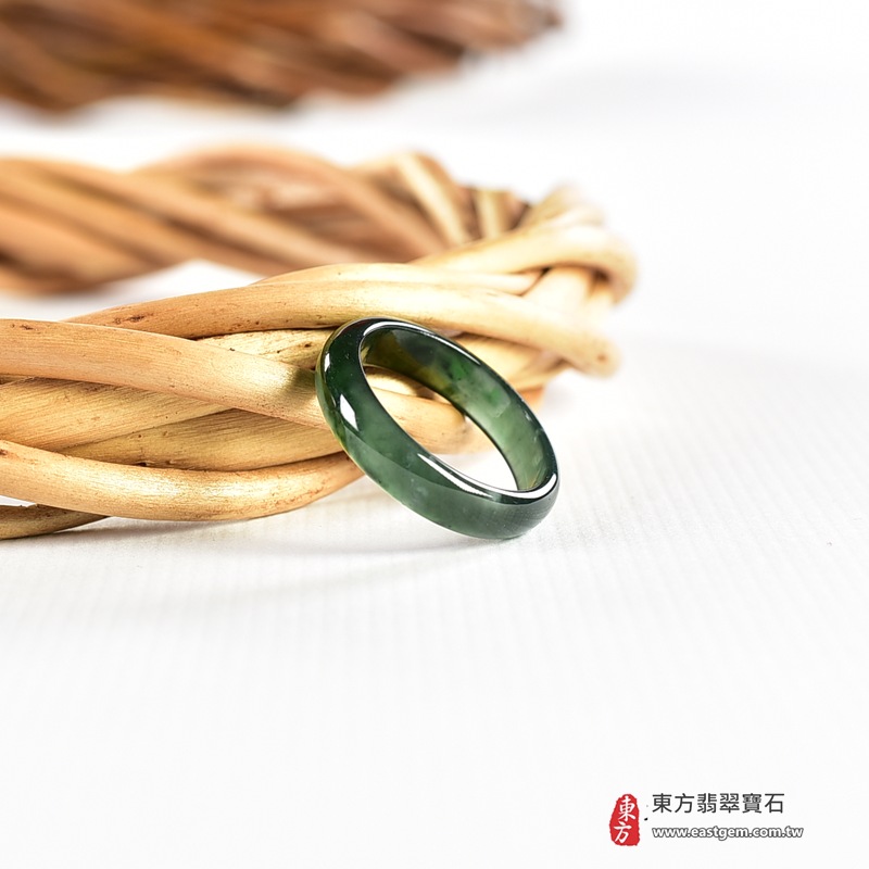 翡翠戒指|天然玉石玉戒・日常配戴與送禮款式|圓滿和合・平安順遂・吉祥如意・福氣常伴・情緣長久|翡翠玉戒・版指戒・板指戒・結婚戒指・男女對戒・情侶對戒|可客製化訂做各式翡翠戒指、吊墜、玉珮與項鍊|RNG1091|商品照片與資料介紹 4 翡翠戒指|天然玉石玉戒・日常配戴與送禮款式|圓滿和合・平安順遂・吉祥如意・福氣常伴・情緣長久|翡翠玉戒・版指戒・板指戒・結婚戒指・男女對戒・情侶對戒|可客製化訂做各式翡翠戒指、吊墜、玉珮與項鍊|RNG1091|商品照片與資料介紹 4