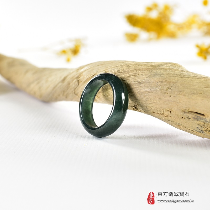 翡翠戒指|天然玉石玉戒・日常配戴與送禮款式|圓滿和合・平安順遂・吉祥如意・福氣常伴・情緣長久|翡翠玉戒・版指戒・板指戒・結婚戒指・男女對戒・情侶對戒|可客製化訂做各式翡翠戒指、吊墜、玉珮與項鍊|RNG1096|商品照片與資料介紹 7 翡翠戒指|天然玉石玉戒・日常配戴與送禮款式|圓滿和合・平安順遂・吉祥如意・福氣常伴・情緣長久|翡翠玉戒・版指戒・板指戒・結婚戒指・男女對戒・情侶對戒|可客製化訂做各式翡翠戒指、吊墜、玉珮與項鍊|RNG1096|商品照片與資料介紹 7
