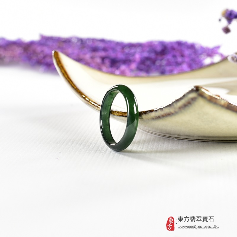 翡翠戒指|天然玉石玉戒・日常配戴與送禮款式|圓滿和合・平安順遂・吉祥如意・福氣常伴・情緣長久|翡翠玉戒・版指戒・板指戒・結婚戒指・男女對戒・情侶對戒|可客製化訂做各式翡翠戒指、吊墜、玉珮與項鍊|RNG1110|商品照片與資料介紹 7 翡翠戒指|天然玉石玉戒・日常配戴與送禮款式|圓滿和合・平安順遂・吉祥如意・福氣常伴・情緣長久|翡翠玉戒・版指戒・板指戒・結婚戒指・男女對戒・情侶對戒|可客製化訂做各式翡翠戒指、吊墜、玉珮與項鍊|RNG1110|商品照片與資料介紹 7