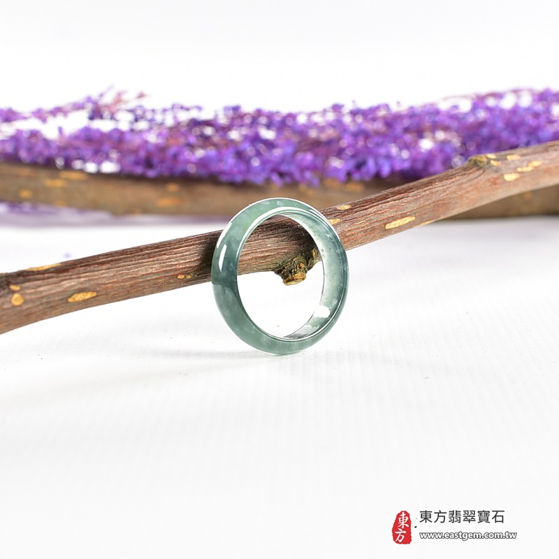 翡翠戒指|天然玉石玉戒・日常配戴與送禮款式|圓滿和合・平安順遂・吉祥如意・福氣常伴・情緣長久|翡翠玉戒・版指戒・板指戒・結婚戒指・男女對戒・情侶對戒|可客製化訂做各式翡翠戒指、吊墜、玉珮與項鍊|RNG1117|商品照片與資料介紹 3 翡翠戒指|天然玉石玉戒・日常配戴與送禮款式|圓滿和合・平安順遂・吉祥如意・福氣常伴・情緣長久|翡翠玉戒・版指戒・板指戒・結婚戒指・男女對戒・情侶對戒|可客製化訂做各式翡翠戒指、吊墜、玉珮與項鍊|RNG1117|商品照片與資料介紹 3