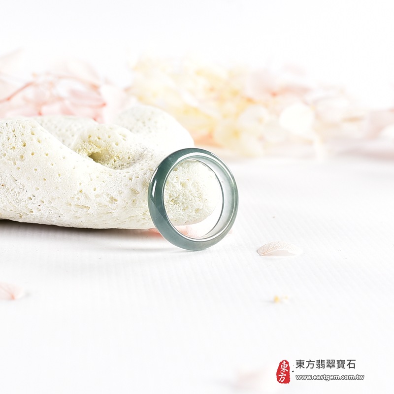 翡翠戒指|天然玉石玉戒・日常配戴與送禮款式|圓滿和合・平安順遂・吉祥如意・福氣常伴・情緣長久|翡翠玉戒・版指戒・板指戒・結婚戒指・男女對戒・情侶對戒|可客製化訂做各式翡翠戒指、吊墜、玉珮與項鍊|RNG1134|商品照片與資料介紹 5 翡翠戒指|天然玉石玉戒・日常配戴與送禮款式|圓滿和合・平安順遂・吉祥如意・福氣常伴・情緣長久|翡翠玉戒・版指戒・板指戒・結婚戒指・男女對戒・情侶對戒|可客製化訂做各式翡翠戒指、吊墜、玉珮與項鍊|RNG1134|商品照片與資料介紹 5