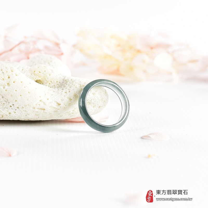 翡翠戒指|天然玉石玉戒・日常配戴與送禮款式|圓滿和合・平安順遂・吉祥如意・福氣常伴・情緣長久|翡翠玉戒・版指戒・板指戒・結婚戒指・男女對戒・情侶對戒|可客製化訂做各式翡翠戒指、吊墜、玉珮與項鍊|RNG1134|商品照片與資料介紹 7 翡翠戒指|天然玉石玉戒・日常配戴與送禮款式|圓滿和合・平安順遂・吉祥如意・福氣常伴・情緣長久|翡翠玉戒・版指戒・板指戒・結婚戒指・男女對戒・情侶對戒|可客製化訂做各式翡翠戒指、吊墜、玉珮與項鍊|RNG1134|商品照片與資料介紹 7