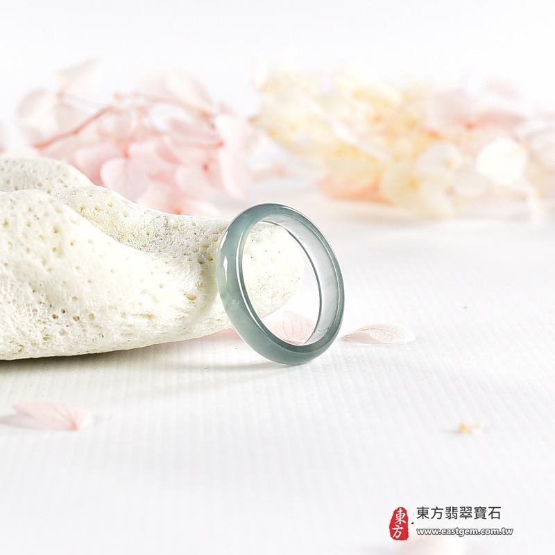 翡翠戒指|天然玉石玉戒・日常配戴與送禮款式|圓滿和合・平安順遂・吉祥如意・福氣常伴・情緣長久|翡翠玉戒・版指戒・板指戒・結婚戒指・男女對戒・情侶對戒|可客製化訂做各式翡翠戒指、吊墜、玉珮與項鍊|RNG1135|商品照片與資料介紹 4 翡翠戒指|天然玉石玉戒・日常配戴與送禮款式|圓滿和合・平安順遂・吉祥如意・福氣常伴・情緣長久|翡翠玉戒・版指戒・板指戒・結婚戒指・男女對戒・情侶對戒|可客製化訂做各式翡翠戒指、吊墜、玉珮與項鍊|RNG1135|商品照片與資料介紹 4