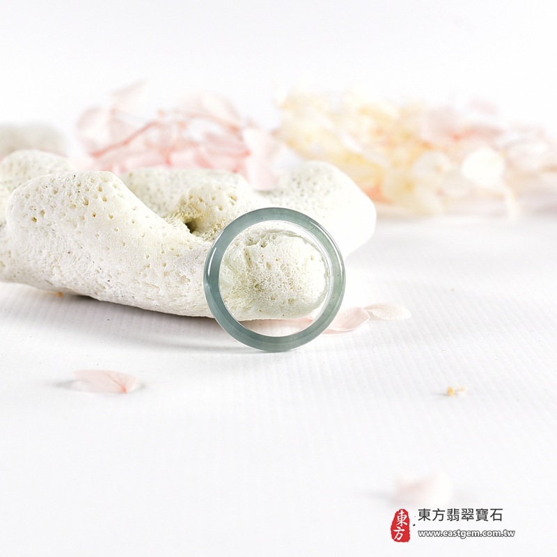 翡翠戒指|天然玉石玉戒・日常配戴與送禮款式|圓滿和合・平安順遂・吉祥如意・福氣常伴・情緣長久|翡翠玉戒・版指戒・板指戒・結婚戒指・男女對戒・情侶對戒|可客製化訂做各式翡翠戒指、吊墜、玉珮與項鍊|RNG1135|商品照片與資料介紹 5 翡翠戒指|天然玉石玉戒・日常配戴與送禮款式|圓滿和合・平安順遂・吉祥如意・福氣常伴・情緣長久|翡翠玉戒・版指戒・板指戒・結婚戒指・男女對戒・情侶對戒|可客製化訂做各式翡翠戒指、吊墜、玉珮與項鍊|RNG1135|商品照片與資料介紹 5