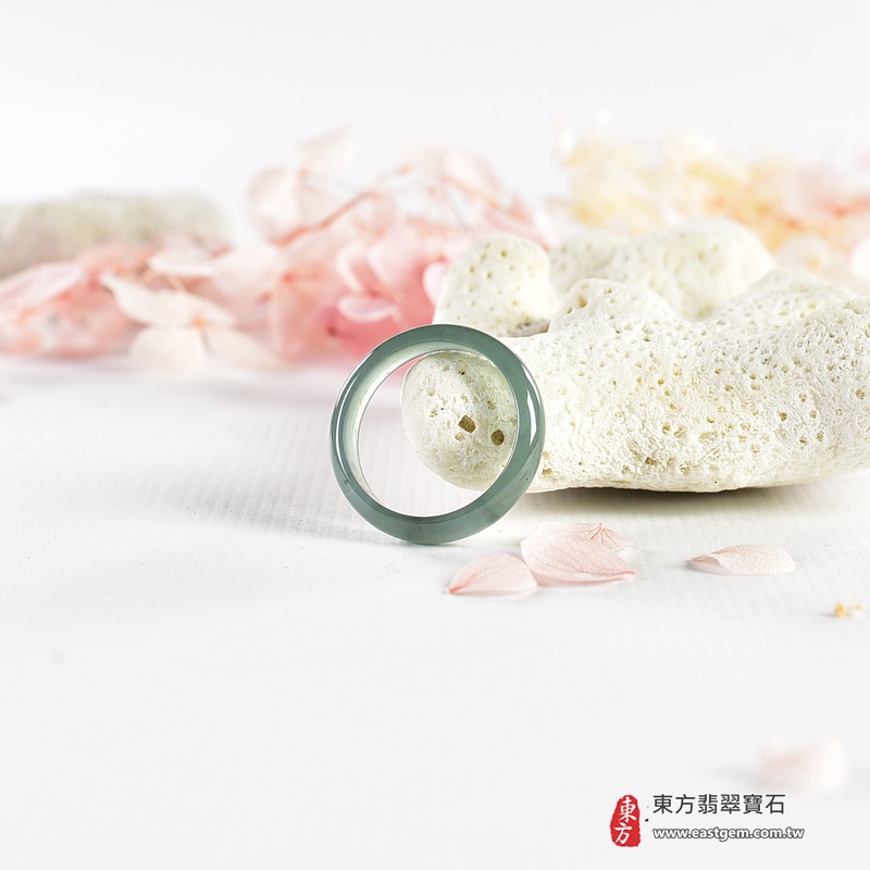 翡翠戒指|天然玉石玉戒・日常配戴與送禮款式|圓滿和合・平安順遂・吉祥如意・福氣常伴・情緣長久|翡翠玉戒・版指戒・板指戒・結婚戒指・男女對戒・情侶對戒|可客製化訂做各式翡翠戒指、吊墜、玉珮與項鍊|RNG1136|商品照片與資料介紹 4 翡翠戒指|天然玉石玉戒・日常配戴與送禮款式|圓滿和合・平安順遂・吉祥如意・福氣常伴・情緣長久|翡翠玉戒・版指戒・板指戒・結婚戒指・男女對戒・情侶對戒|可客製化訂做各式翡翠戒指、吊墜、玉珮與項鍊|RNG1136|商品照片與資料介紹 4