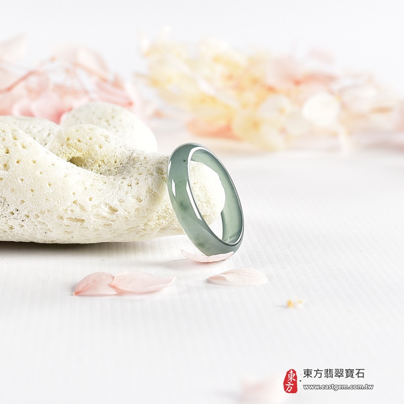 翡翠戒指|天然玉石玉戒・日常配戴與送禮款式|圓滿和合・平安順遂・吉祥如意・福氣常伴・情緣長久|翡翠玉戒・版指戒・板指戒・結婚戒指・男女對戒・情侶對戒|可客製化訂做各式翡翠戒指、吊墜、玉珮與項鍊|RNG1136|商品照片與資料介紹 6 翡翠戒指|天然玉石玉戒・日常配戴與送禮款式|圓滿和合・平安順遂・吉祥如意・福氣常伴・情緣長久|翡翠玉戒・版指戒・板指戒・結婚戒指・男女對戒・情侶對戒|可客製化訂做各式翡翠戒指、吊墜、玉珮與項鍊|RNG1136|商品照片與資料介紹 6