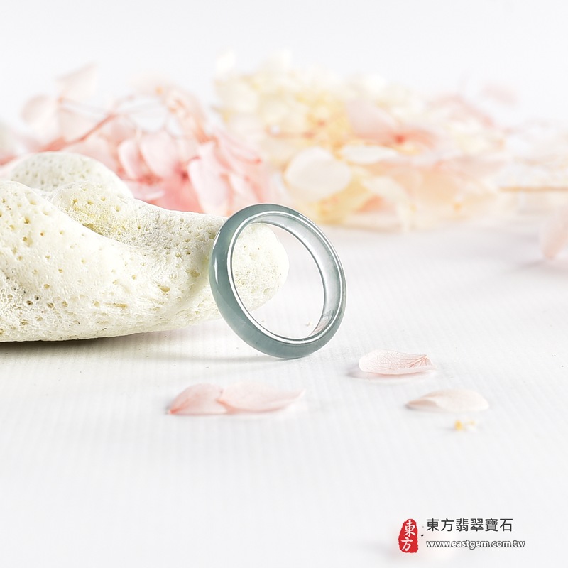 翡翠戒指|天然玉石玉戒・日常配戴與送禮款式|圓滿和合・平安順遂・吉祥如意・福氣常伴・情緣長久|翡翠玉戒・版指戒・板指戒・結婚戒指・男女對戒・情侶對戒|可客製化訂做各式翡翠戒指、吊墜、玉珮與項鍊|RNG1137|商品照片與資料介紹 4 翡翠戒指|天然玉石玉戒・日常配戴與送禮款式|圓滿和合・平安順遂・吉祥如意・福氣常伴・情緣長久|翡翠玉戒・版指戒・板指戒・結婚戒指・男女對戒・情侶對戒|可客製化訂做各式翡翠戒指、吊墜、玉珮與項鍊|RNG1137|商品照片與資料介紹 4