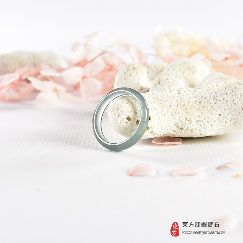 翡翠戒指|天然玉石玉戒・日常配戴與送禮款式|圓滿和合・平安順遂・吉祥如意・福氣常伴・情緣長久|翡翠玉戒・版指戒・板指戒・結婚戒指・男女對戒・情侶對戒|可客製化訂做各式翡翠戒指、吊墜、玉珮與項鍊|RNG1137|商品照片與資料介紹 6 翡翠戒指|天然玉石玉戒・日常配戴與送禮款式|圓滿和合・平安順遂・吉祥如意・福氣常伴・情緣長久|翡翠玉戒・版指戒・板指戒・結婚戒指・男女對戒・情侶對戒|可客製化訂做各式翡翠戒指、吊墜、玉珮與項鍊|RNG1137|商品照片與資料介紹 6