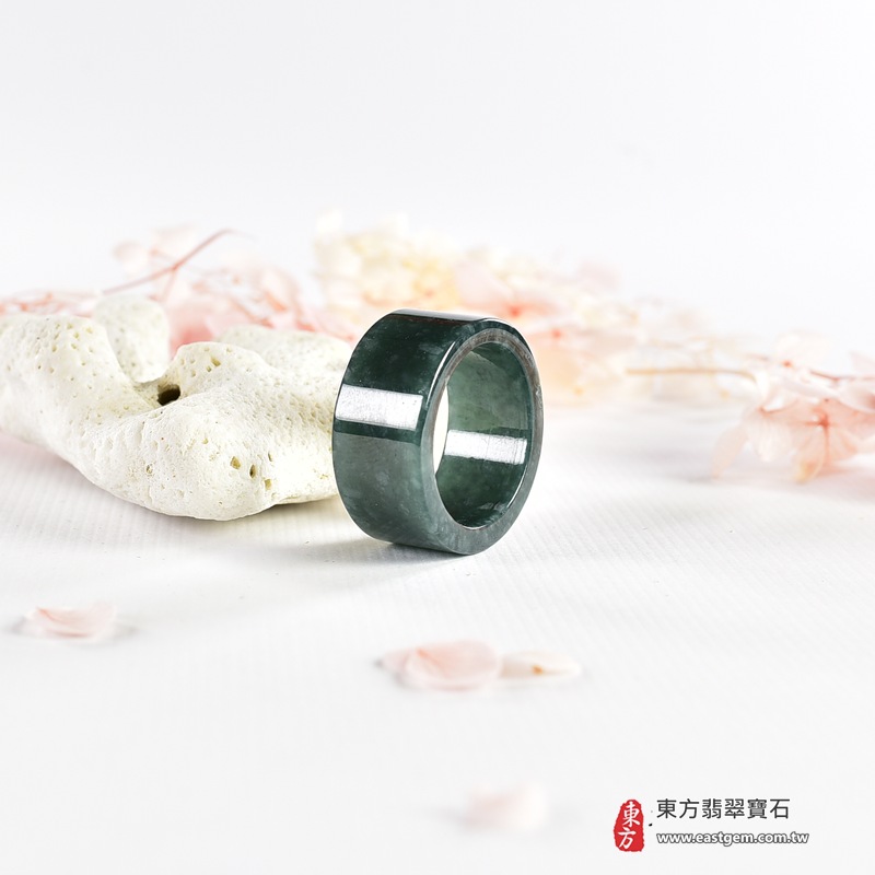 翡翠戒指|天然玉石玉戒・日常配戴與送禮款式|圓滿和合・平安順遂・吉祥如意・福氣常伴・情緣長久|翡翠玉戒・版指戒・板指戒・結婚戒指・男女對戒・情侶對戒|可客製化訂做各式翡翠戒指、吊墜、玉珮與項鍊|RNG1140|商品照片與資料介紹 4 翡翠戒指|天然玉石玉戒・日常配戴與送禮款式|圓滿和合・平安順遂・吉祥如意・福氣常伴・情緣長久|翡翠玉戒・版指戒・板指戒・結婚戒指・男女對戒・情侶對戒|可客製化訂做各式翡翠戒指、吊墜、玉珮與項鍊|RNG1140|商品照片與資料介紹 4