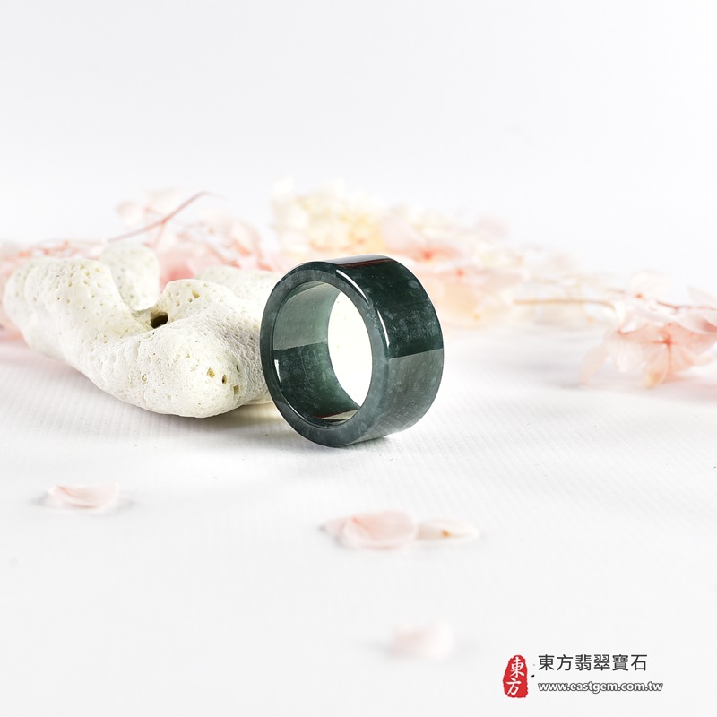 翡翠戒指|天然玉石玉戒・日常配戴與送禮款式|圓滿和合・平安順遂・吉祥如意・福氣常伴・情緣長久|翡翠玉戒・版指戒・板指戒・結婚戒指・男女對戒・情侶對戒|可客製化訂做各式翡翠戒指、吊墜、玉珮與項鍊|RNG1140|商品照片與資料介紹 5 翡翠戒指|天然玉石玉戒・日常配戴與送禮款式|圓滿和合・平安順遂・吉祥如意・福氣常伴・情緣長久|翡翠玉戒・版指戒・板指戒・結婚戒指・男女對戒・情侶對戒|可客製化訂做各式翡翠戒指、吊墜、玉珮與項鍊|RNG1140|商品照片與資料介紹 5