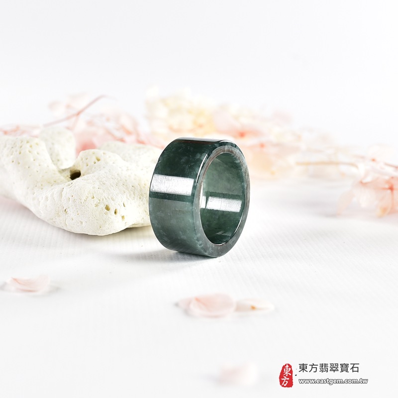 翡翠戒指|天然玉石玉戒・日常配戴與送禮款式|圓滿和合・平安順遂・吉祥如意・福氣常伴・情緣長久|翡翠玉戒・版指戒・板指戒・結婚戒指・男女對戒・情侶對戒|可客製化訂做各式翡翠戒指、吊墜、玉珮與項鍊|RNG1140|商品照片與資料介紹 6 翡翠戒指|天然玉石玉戒・日常配戴與送禮款式|圓滿和合・平安順遂・吉祥如意・福氣常伴・情緣長久|翡翠玉戒・版指戒・板指戒・結婚戒指・男女對戒・情侶對戒|可客製化訂做各式翡翠戒指、吊墜、玉珮與項鍊|RNG1140|商品照片與資料介紹 6