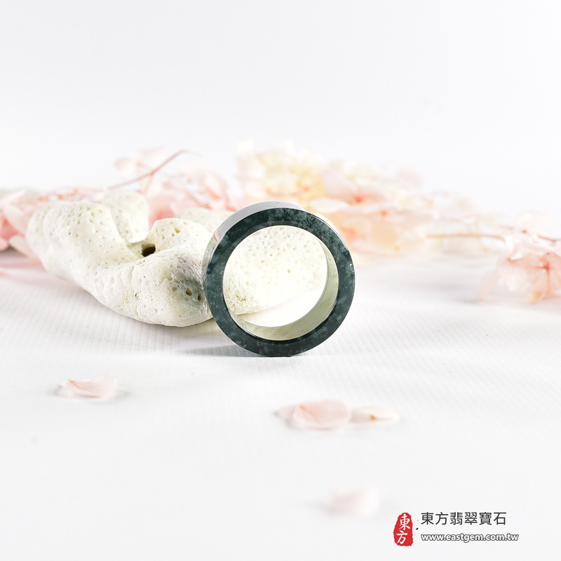 翡翠戒指|天然玉石玉戒・日常配戴與送禮款式|圓滿和合・平安順遂・吉祥如意・福氣常伴・情緣長久|翡翠玉戒・版指戒・板指戒・結婚戒指・男女對戒・情侶對戒|可客製化訂做各式翡翠戒指、吊墜、玉珮與項鍊|RNG1140|商品照片與資料介紹 7 翡翠戒指|天然玉石玉戒・日常配戴與送禮款式|圓滿和合・平安順遂・吉祥如意・福氣常伴・情緣長久|翡翠玉戒・版指戒・板指戒・結婚戒指・男女對戒・情侶對戒|可客製化訂做各式翡翠戒指、吊墜、玉珮與項鍊|RNG1140|商品照片與資料介紹 7