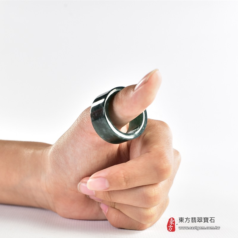翡翠戒指|天然玉石玉戒・日常配戴與送禮款式|圓滿和合・平安順遂・吉祥如意・福氣常伴・情緣長久|翡翠玉戒・版指戒・板指戒・結婚戒指・男女對戒・情侶對戒|可客製化訂做各式翡翠戒指、吊墜、玉珮與項鍊|RNG1140|商品照片與資料介紹 8 翡翠戒指|天然玉石玉戒・日常配戴與送禮款式|圓滿和合・平安順遂・吉祥如意・福氣常伴・情緣長久|翡翠玉戒・版指戒・板指戒・結婚戒指・男女對戒・情侶對戒|可客製化訂做各式翡翠戒指、吊墜、玉珮與項鍊|RNG1140|商品照片與資料介紹 8