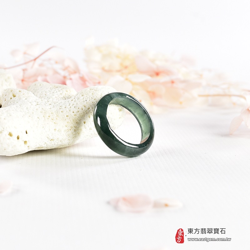 翡翠戒指|天然玉石玉戒・日常配戴與送禮款式|圓滿和合・平安順遂・吉祥如意・福氣常伴・情緣長久|翡翠玉戒・版指戒・板指戒・結婚戒指・男女對戒・情侶對戒|可客製化訂做各式翡翠戒指、吊墜、玉珮與項鍊|RNG1141|商品照片與資料介紹 3 翡翠戒指|天然玉石玉戒・日常配戴與送禮款式|圓滿和合・平安順遂・吉祥如意・福氣常伴・情緣長久|翡翠玉戒・版指戒・板指戒・結婚戒指・男女對戒・情侶對戒|可客製化訂做各式翡翠戒指、吊墜、玉珮與項鍊|RNG1141|商品照片與資料介紹 3