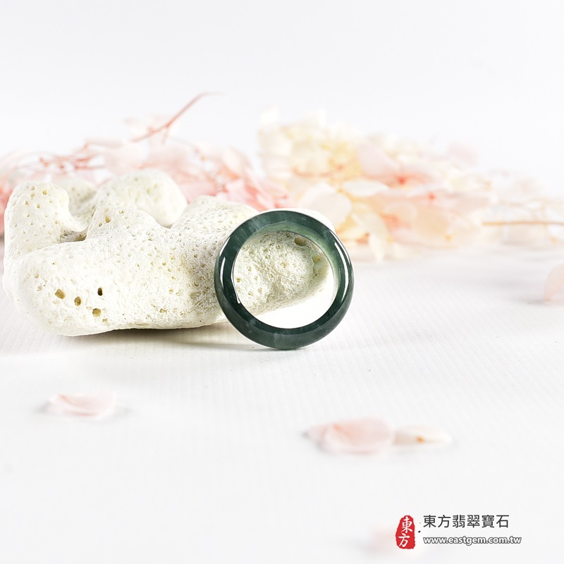翡翠戒指|天然玉石玉戒・日常配戴與送禮款式|圓滿和合・平安順遂・吉祥如意・福氣常伴・情緣長久|翡翠玉戒・版指戒・板指戒・結婚戒指・男女對戒・情侶對戒|可客製化訂做各式翡翠戒指、吊墜、玉珮與項鍊|RNG1141|商品照片與資料介紹 4 翡翠戒指|天然玉石玉戒・日常配戴與送禮款式|圓滿和合・平安順遂・吉祥如意・福氣常伴・情緣長久|翡翠玉戒・版指戒・板指戒・結婚戒指・男女對戒・情侶對戒|可客製化訂做各式翡翠戒指、吊墜、玉珮與項鍊|RNG1141|商品照片與資料介紹 4