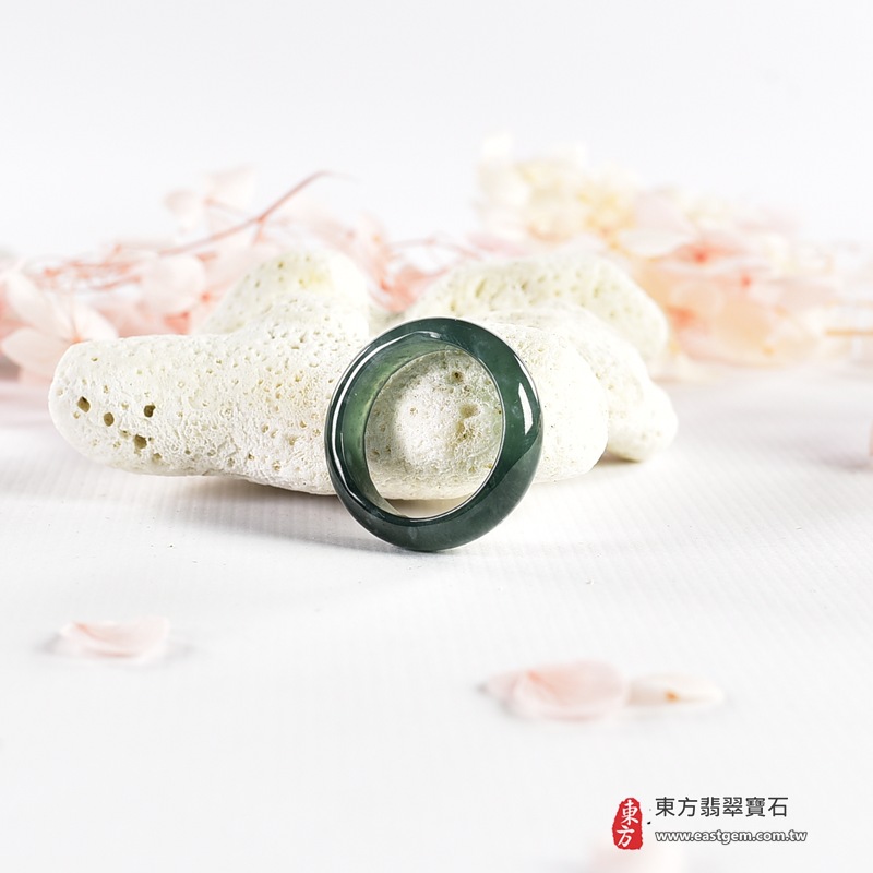 翡翠戒指|天然玉石玉戒・日常配戴與送禮款式|圓滿和合・平安順遂・吉祥如意・福氣常伴・情緣長久|翡翠玉戒・版指戒・板指戒・結婚戒指・男女對戒・情侶對戒|可客製化訂做各式翡翠戒指、吊墜、玉珮與項鍊|RNG1141|商品照片與資料介紹 5 翡翠戒指|天然玉石玉戒・日常配戴與送禮款式|圓滿和合・平安順遂・吉祥如意・福氣常伴・情緣長久|翡翠玉戒・版指戒・板指戒・結婚戒指・男女對戒・情侶對戒|可客製化訂做各式翡翠戒指、吊墜、玉珮與項鍊|RNG1141|商品照片與資料介紹 5