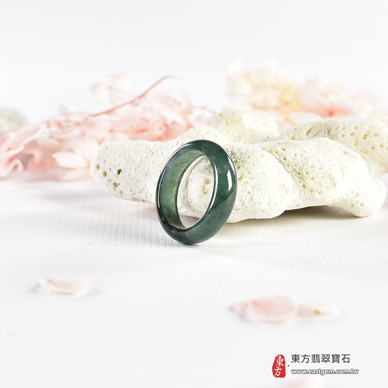 翡翠戒指|天然玉石玉戒・日常配戴與送禮款式|圓滿和合・平安順遂・吉祥如意・福氣常伴・情緣長久|翡翠玉戒・版指戒・板指戒・結婚戒指・男女對戒・情侶對戒|可客製化訂做各式翡翠戒指、吊墜、玉珮與項鍊|RNG1141|商品照片與資料介紹 6 翡翠戒指|天然玉石玉戒・日常配戴與送禮款式|圓滿和合・平安順遂・吉祥如意・福氣常伴・情緣長久|翡翠玉戒・版指戒・板指戒・結婚戒指・男女對戒・情侶對戒|可客製化訂做各式翡翠戒指、吊墜、玉珮與項鍊|RNG1141|商品照片與資料介紹 6