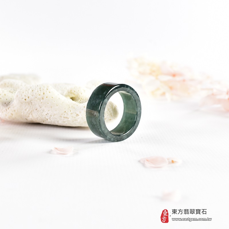 翡翠戒指|天然玉石玉戒・日常配戴與送禮款式|圓滿和合・平安順遂・吉祥如意・福氣常伴・情緣長久|翡翠玉戒・版指戒・板指戒・結婚戒指・男女對戒・情侶對戒|可客製化訂做各式翡翠戒指、吊墜、玉珮與項鍊|RNG1143|商品照片與資料介紹 4 翡翠戒指|天然玉石玉戒・日常配戴與送禮款式|圓滿和合・平安順遂・吉祥如意・福氣常伴・情緣長久|翡翠玉戒・版指戒・板指戒・結婚戒指・男女對戒・情侶對戒|可客製化訂做各式翡翠戒指、吊墜、玉珮與項鍊|RNG1143|商品照片與資料介紹 4