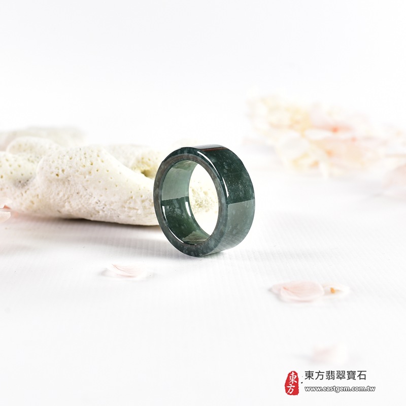 翡翠戒指|天然玉石玉戒・日常配戴與送禮款式|圓滿和合・平安順遂・吉祥如意・福氣常伴・情緣長久|翡翠玉戒・版指戒・板指戒・結婚戒指・男女對戒・情侶對戒|可客製化訂做各式翡翠戒指、吊墜、玉珮與項鍊|RNG1143|商品照片與資料介紹 5 翡翠戒指|天然玉石玉戒・日常配戴與送禮款式|圓滿和合・平安順遂・吉祥如意・福氣常伴・情緣長久|翡翠玉戒・版指戒・板指戒・結婚戒指・男女對戒・情侶對戒|可客製化訂做各式翡翠戒指、吊墜、玉珮與項鍊|RNG1143|商品照片與資料介紹 5