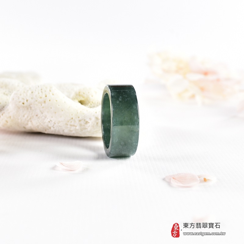 翡翠戒指|天然玉石玉戒・日常配戴與送禮款式|圓滿和合・平安順遂・吉祥如意・福氣常伴・情緣長久|翡翠玉戒・版指戒・板指戒・結婚戒指・男女對戒・情侶對戒|可客製化訂做各式翡翠戒指、吊墜、玉珮與項鍊|RNG1143|商品照片與資料介紹 6 翡翠戒指|天然玉石玉戒・日常配戴與送禮款式|圓滿和合・平安順遂・吉祥如意・福氣常伴・情緣長久|翡翠玉戒・版指戒・板指戒・結婚戒指・男女對戒・情侶對戒|可客製化訂做各式翡翠戒指、吊墜、玉珮與項鍊|RNG1143|商品照片與資料介紹 6