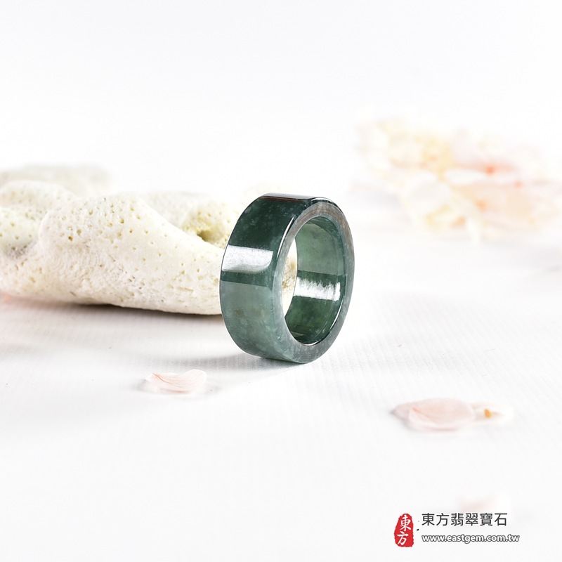 翡翠戒指|天然玉石玉戒・日常配戴與送禮款式|圓滿和合・平安順遂・吉祥如意・福氣常伴・情緣長久|翡翠玉戒・版指戒・板指戒・結婚戒指・男女對戒・情侶對戒|可客製化訂做各式翡翠戒指、吊墜、玉珮與項鍊|RNG1143|商品照片與資料介紹 7 翡翠戒指|天然玉石玉戒・日常配戴與送禮款式|圓滿和合・平安順遂・吉祥如意・福氣常伴・情緣長久|翡翠玉戒・版指戒・板指戒・結婚戒指・男女對戒・情侶對戒|可客製化訂做各式翡翠戒指、吊墜、玉珮與項鍊|RNG1143|商品照片與資料介紹 7