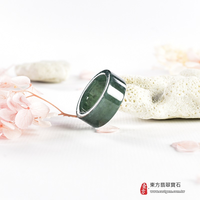翡翠戒指|天然玉石玉戒・日常配戴與送禮款式|圓滿和合・平安順遂・吉祥如意・福氣常伴・情緣長久|翡翠玉戒・版指戒・板指戒・結婚戒指・男女對戒・情侶對戒|可客製化訂做各式翡翠戒指、吊墜、玉珮與項鍊|RNG1143|商品照片與資料介紹 8 翡翠戒指|天然玉石玉戒・日常配戴與送禮款式|圓滿和合・平安順遂・吉祥如意・福氣常伴・情緣長久|翡翠玉戒・版指戒・板指戒・結婚戒指・男女對戒・情侶對戒|可客製化訂做各式翡翠戒指、吊墜、玉珮與項鍊|RNG1143|商品照片與資料介紹 8