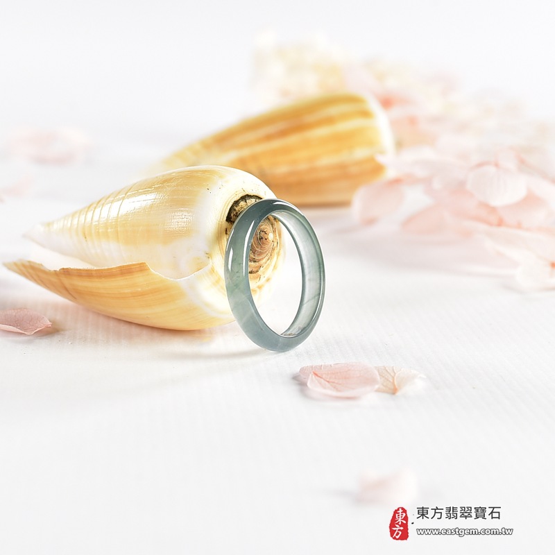 翡翠戒指|天然玉石玉戒・日常配戴與送禮款式|圓滿和合・平安順遂・吉祥如意・福氣常伴・情緣長久|翡翠玉戒・版指戒・板指戒・結婚戒指・男女對戒・情侶對戒|可客製化訂做各式翡翠戒指、吊墜、玉珮與項鍊|RNG1145|商品照片與資料介紹 4 翡翠戒指|天然玉石玉戒・日常配戴與送禮款式|圓滿和合・平安順遂・吉祥如意・福氣常伴・情緣長久|翡翠玉戒・版指戒・板指戒・結婚戒指・男女對戒・情侶對戒|可客製化訂做各式翡翠戒指、吊墜、玉珮與項鍊|RNG1145|商品照片與資料介紹 4