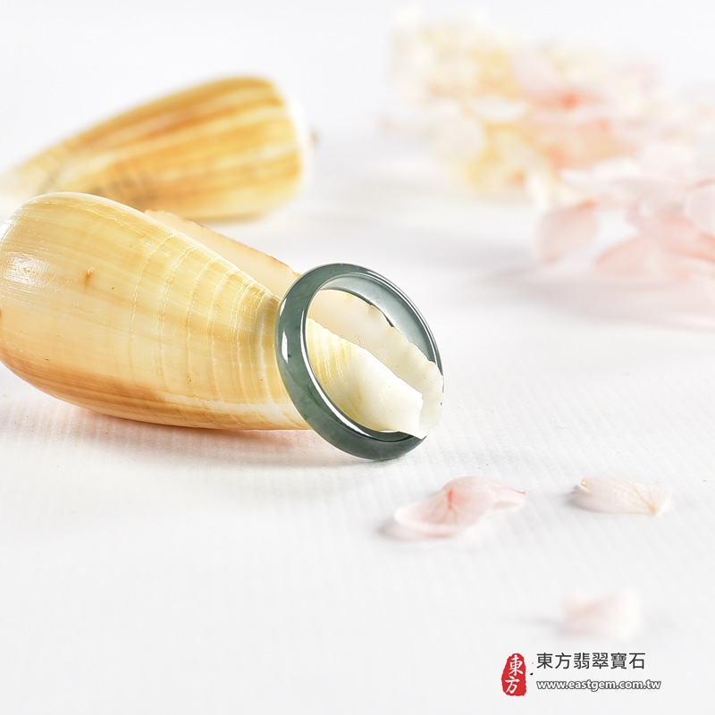 翡翠戒指|天然玉石玉戒・日常配戴與送禮款式|圓滿和合・平安順遂・吉祥如意・福氣常伴・情緣長久|翡翠玉戒・版指戒・板指戒・結婚戒指・男女對戒・情侶對戒|可客製化訂做各式翡翠戒指、吊墜、玉珮與項鍊|RNG1146|商品照片與資料介紹 4 翡翠戒指|天然玉石玉戒・日常配戴與送禮款式|圓滿和合・平安順遂・吉祥如意・福氣常伴・情緣長久|翡翠玉戒・版指戒・板指戒・結婚戒指・男女對戒・情侶對戒|可客製化訂做各式翡翠戒指、吊墜、玉珮與項鍊|RNG1146|商品照片與資料介紹 4
