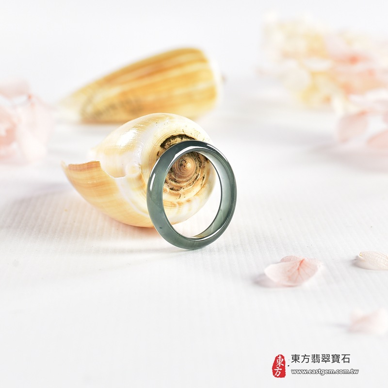 翡翠戒指|天然玉石玉戒・日常配戴與送禮款式|圓滿和合・平安順遂・吉祥如意・福氣常伴・情緣長久|翡翠玉戒・版指戒・板指戒・結婚戒指・男女對戒・情侶對戒|可客製化訂做各式翡翠戒指、吊墜、玉珮與項鍊|RNG1146|商品照片與資料介紹 5 翡翠戒指|天然玉石玉戒・日常配戴與送禮款式|圓滿和合・平安順遂・吉祥如意・福氣常伴・情緣長久|翡翠玉戒・版指戒・板指戒・結婚戒指・男女對戒・情侶對戒|可客製化訂做各式翡翠戒指、吊墜、玉珮與項鍊|RNG1146|商品照片與資料介紹 5