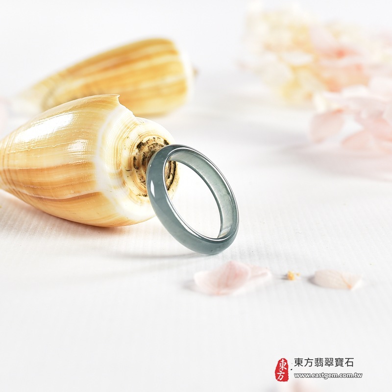 翡翠戒指|天然玉石玉戒・日常配戴與送禮款式|圓滿和合・平安順遂・吉祥如意・福氣常伴・情緣長久|翡翠玉戒・版指戒・板指戒・結婚戒指・男女對戒・情侶對戒|可客製化訂做各式翡翠戒指、吊墜、玉珮與項鍊|RNG1147|商品照片與資料介紹 4 翡翠戒指|天然玉石玉戒・日常配戴與送禮款式|圓滿和合・平安順遂・吉祥如意・福氣常伴・情緣長久|翡翠玉戒・版指戒・板指戒・結婚戒指・男女對戒・情侶對戒|可客製化訂做各式翡翠戒指、吊墜、玉珮與項鍊|RNG1147|商品照片與資料介紹 4