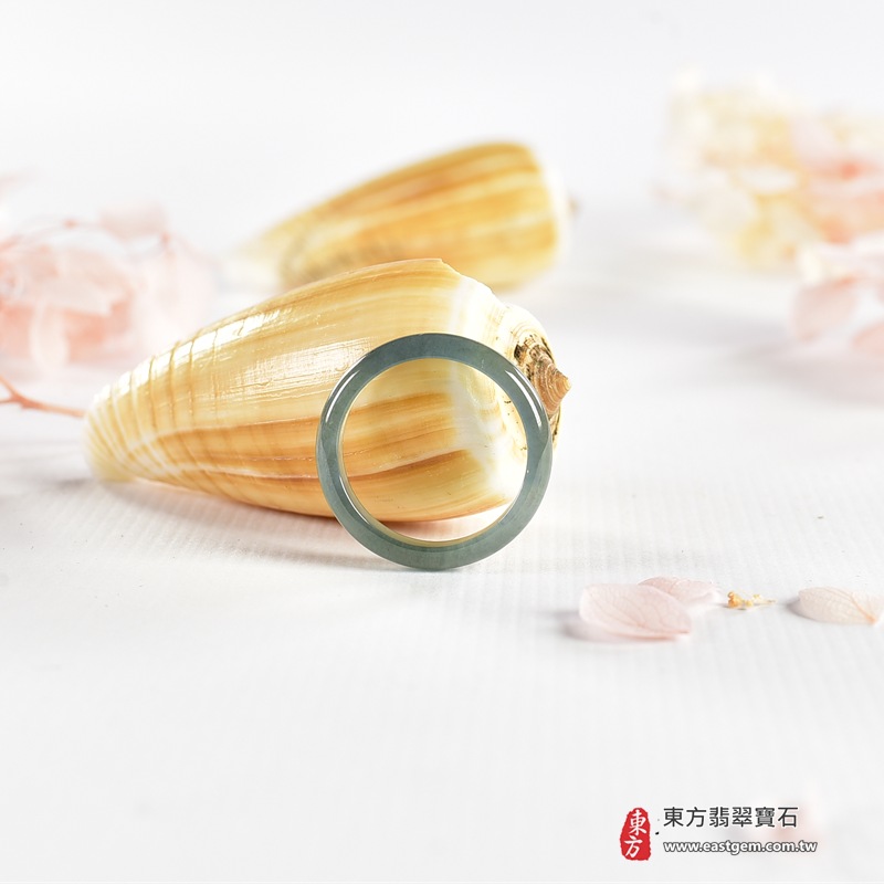 翡翠戒指|天然玉石玉戒・日常配戴與送禮款式|圓滿和合・平安順遂・吉祥如意・福氣常伴・情緣長久|翡翠玉戒・版指戒・板指戒・結婚戒指・男女對戒・情侶對戒|可客製化訂做各式翡翠戒指、吊墜、玉珮與項鍊|RNG1147|商品照片與資料介紹 5 翡翠戒指|天然玉石玉戒・日常配戴與送禮款式|圓滿和合・平安順遂・吉祥如意・福氣常伴・情緣長久|翡翠玉戒・版指戒・板指戒・結婚戒指・男女對戒・情侶對戒|可客製化訂做各式翡翠戒指、吊墜、玉珮與項鍊|RNG1147|商品照片與資料介紹 5