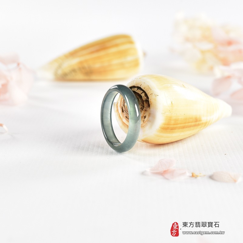 翡翠戒指|天然玉石玉戒・日常配戴與送禮款式|圓滿和合・平安順遂・吉祥如意・福氣常伴・情緣長久|翡翠玉戒・版指戒・板指戒・結婚戒指・男女對戒・情侶對戒|可客製化訂做各式翡翠戒指、吊墜、玉珮與項鍊|RNG1147|商品照片與資料介紹 6 翡翠戒指|天然玉石玉戒・日常配戴與送禮款式|圓滿和合・平安順遂・吉祥如意・福氣常伴・情緣長久|翡翠玉戒・版指戒・板指戒・結婚戒指・男女對戒・情侶對戒|可客製化訂做各式翡翠戒指、吊墜、玉珮與項鍊|RNG1147|商品照片與資料介紹 6