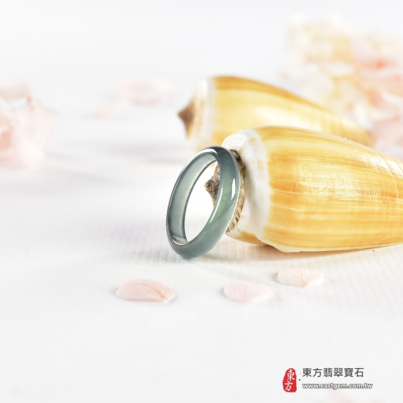 翡翠戒指|天然玉石玉戒・日常配戴與送禮款式|圓滿和合・平安順遂・吉祥如意・福氣常伴・情緣長久|翡翠玉戒・版指戒・板指戒・結婚戒指・男女對戒・情侶對戒|可客製化訂做各式翡翠戒指、吊墜、玉珮與項鍊|RNG1147|商品照片與資料介紹 7 翡翠戒指|天然玉石玉戒・日常配戴與送禮款式|圓滿和合・平安順遂・吉祥如意・福氣常伴・情緣長久|翡翠玉戒・版指戒・板指戒・結婚戒指・男女對戒・情侶對戒|可客製化訂做各式翡翠戒指、吊墜、玉珮與項鍊|RNG1147|商品照片與資料介紹 7