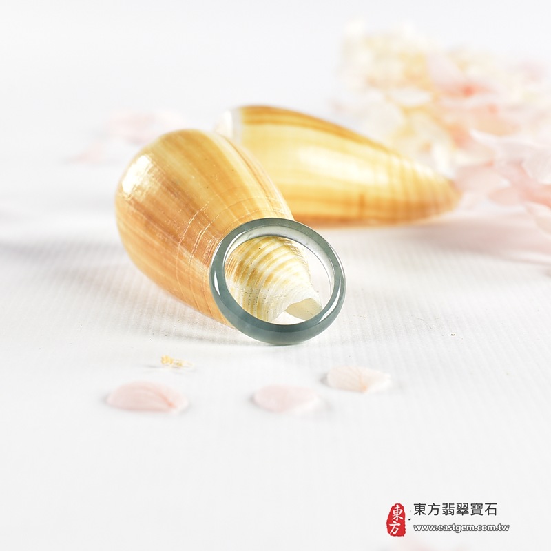 翡翠戒指|天然玉石玉戒・日常配戴與送禮款式|圓滿和合・平安順遂・吉祥如意・福氣常伴・情緣長久|翡翠玉戒・版指戒・板指戒・結婚戒指・男女對戒・情侶對戒|可客製化訂做各式翡翠戒指、吊墜、玉珮與項鍊|RNG1148|商品照片與資料介紹 4 翡翠戒指|天然玉石玉戒・日常配戴與送禮款式|圓滿和合・平安順遂・吉祥如意・福氣常伴・情緣長久|翡翠玉戒・版指戒・板指戒・結婚戒指・男女對戒・情侶對戒|可客製化訂做各式翡翠戒指、吊墜、玉珮與項鍊|RNG1148|商品照片與資料介紹 4