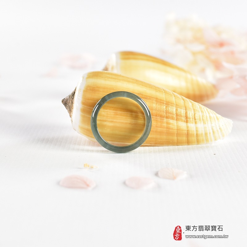 翡翠戒指|天然玉石玉戒・日常配戴與送禮款式|圓滿和合・平安順遂・吉祥如意・福氣常伴・情緣長久|翡翠玉戒・版指戒・板指戒・結婚戒指・男女對戒・情侶對戒|可客製化訂做各式翡翠戒指、吊墜、玉珮與項鍊|RNG1148|商品照片與資料介紹 5 翡翠戒指|天然玉石玉戒・日常配戴與送禮款式|圓滿和合・平安順遂・吉祥如意・福氣常伴・情緣長久|翡翠玉戒・版指戒・板指戒・結婚戒指・男女對戒・情侶對戒|可客製化訂做各式翡翠戒指、吊墜、玉珮與項鍊|RNG1148|商品照片與資料介紹 5