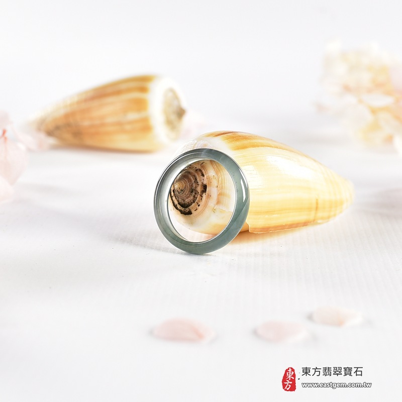 翡翠戒指|天然玉石玉戒・日常配戴與送禮款式|圓滿和合・平安順遂・吉祥如意・福氣常伴・情緣長久|翡翠玉戒・版指戒・板指戒・結婚戒指・男女對戒・情侶對戒|可客製化訂做各式翡翠戒指、吊墜、玉珮與項鍊|RNG1149|商品照片與資料介紹 4 翡翠戒指|天然玉石玉戒・日常配戴與送禮款式|圓滿和合・平安順遂・吉祥如意・福氣常伴・情緣長久|翡翠玉戒・版指戒・板指戒・結婚戒指・男女對戒・情侶對戒|可客製化訂做各式翡翠戒指、吊墜、玉珮與項鍊|RNG1149|商品照片與資料介紹 4