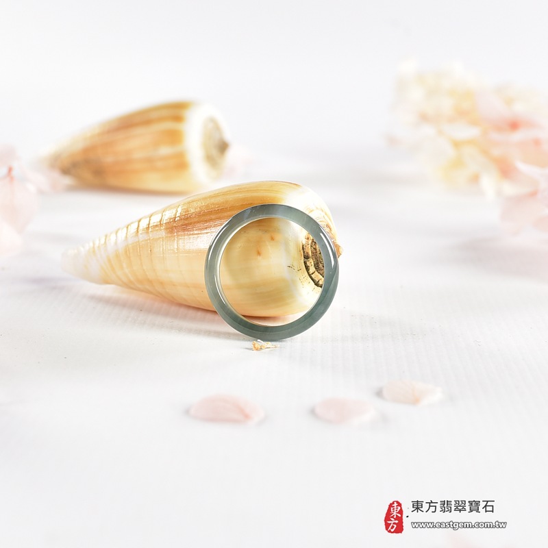 翡翠戒指|天然玉石玉戒・日常配戴與送禮款式|圓滿和合・平安順遂・吉祥如意・福氣常伴・情緣長久|翡翠玉戒・版指戒・板指戒・結婚戒指・男女對戒・情侶對戒|可客製化訂做各式翡翠戒指、吊墜、玉珮與項鍊|RNG1149|商品照片與資料介紹 5 翡翠戒指|天然玉石玉戒・日常配戴與送禮款式|圓滿和合・平安順遂・吉祥如意・福氣常伴・情緣長久|翡翠玉戒・版指戒・板指戒・結婚戒指・男女對戒・情侶對戒|可客製化訂做各式翡翠戒指、吊墜、玉珮與項鍊|RNG1149|商品照片與資料介紹 5