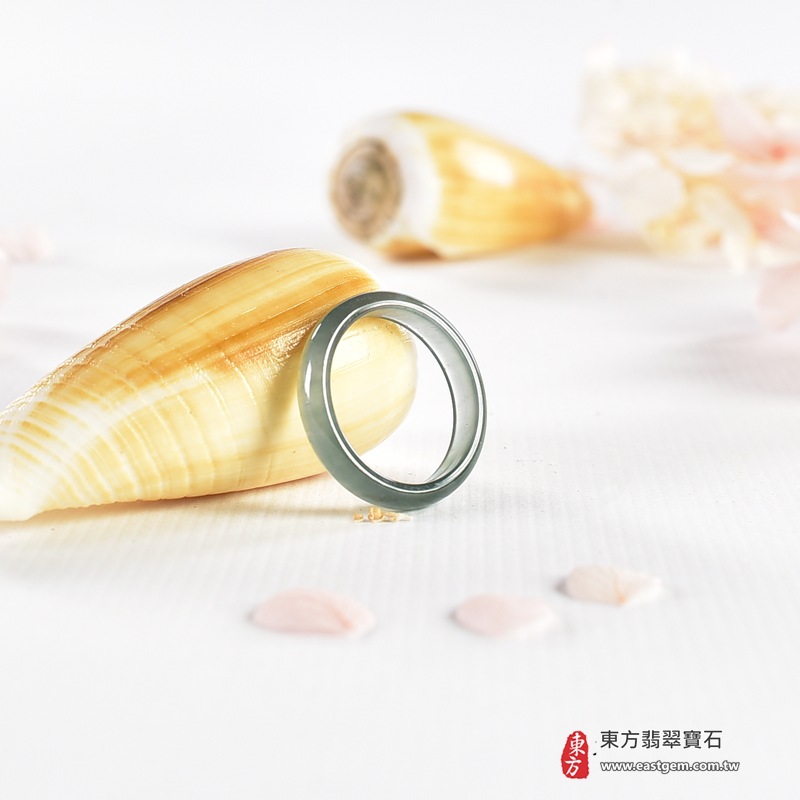 翡翠戒指|天然玉石玉戒・日常配戴與送禮款式|圓滿和合・平安順遂・吉祥如意・福氣常伴・情緣長久|翡翠玉戒・版指戒・板指戒・結婚戒指・男女對戒・情侶對戒|可客製化訂做各式翡翠戒指、吊墜、玉珮與項鍊|RNG1149|商品照片與資料介紹 7 翡翠戒指|天然玉石玉戒・日常配戴與送禮款式|圓滿和合・平安順遂・吉祥如意・福氣常伴・情緣長久|翡翠玉戒・版指戒・板指戒・結婚戒指・男女對戒・情侶對戒|可客製化訂做各式翡翠戒指、吊墜、玉珮與項鍊|RNG1149|商品照片與資料介紹 7