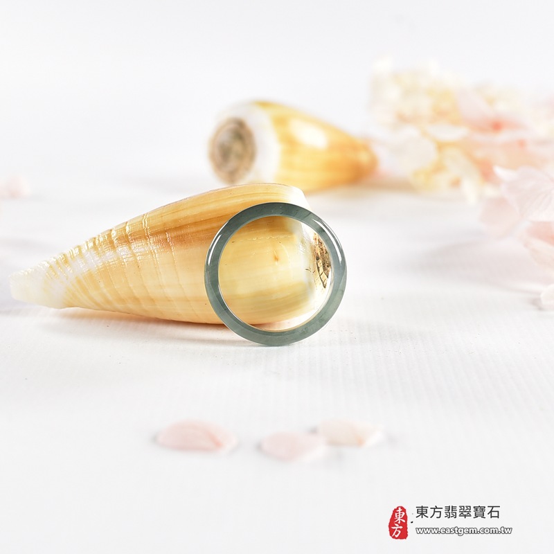 翡翠戒指|天然玉石玉戒・日常配戴與送禮款式|圓滿和合・平安順遂・吉祥如意・福氣常伴・情緣長久|翡翠玉戒・版指戒・板指戒・結婚戒指・男女對戒・情侶對戒|可客製化訂做各式翡翠戒指、吊墜、玉珮與項鍊|RNG1150|商品照片與資料介紹 4 翡翠戒指|天然玉石玉戒・日常配戴與送禮款式|圓滿和合・平安順遂・吉祥如意・福氣常伴・情緣長久|翡翠玉戒・版指戒・板指戒・結婚戒指・男女對戒・情侶對戒|可客製化訂做各式翡翠戒指、吊墜、玉珮與項鍊|RNG1150|商品照片與資料介紹 4