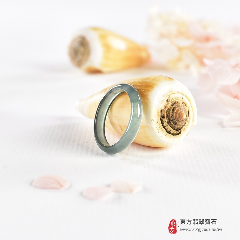 翡翠戒指|天然玉石玉戒・日常配戴與送禮款式|圓滿和合・平安順遂・吉祥如意・福氣常伴・情緣長久|翡翠玉戒・版指戒・板指戒・結婚戒指・男女對戒・情侶對戒|可客製化訂做各式翡翠戒指、吊墜、玉珮與項鍊|RNG1150|商品照片與資料介紹 5 翡翠戒指|天然玉石玉戒・日常配戴與送禮款式|圓滿和合・平安順遂・吉祥如意・福氣常伴・情緣長久|翡翠玉戒・版指戒・板指戒・結婚戒指・男女對戒・情侶對戒|可客製化訂做各式翡翠戒指、吊墜、玉珮與項鍊|RNG1150|商品照片與資料介紹 5