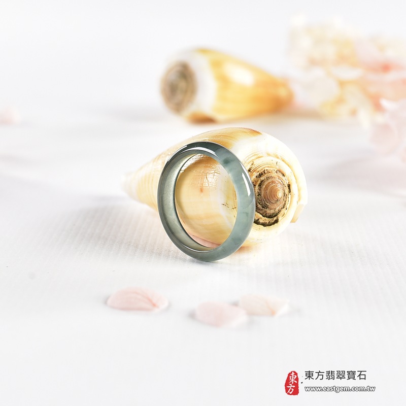 翡翠戒指|天然玉石玉戒・日常配戴與送禮款式|圓滿和合・平安順遂・吉祥如意・福氣常伴・情緣長久|翡翠玉戒・版指戒・板指戒・結婚戒指・男女對戒・情侶對戒|可客製化訂做各式翡翠戒指、吊墜、玉珮與項鍊|RNG1150|商品照片與資料介紹 6 翡翠戒指|天然玉石玉戒・日常配戴與送禮款式|圓滿和合・平安順遂・吉祥如意・福氣常伴・情緣長久|翡翠玉戒・版指戒・板指戒・結婚戒指・男女對戒・情侶對戒|可客製化訂做各式翡翠戒指、吊墜、玉珮與項鍊|RNG1150|商品照片與資料介紹 6