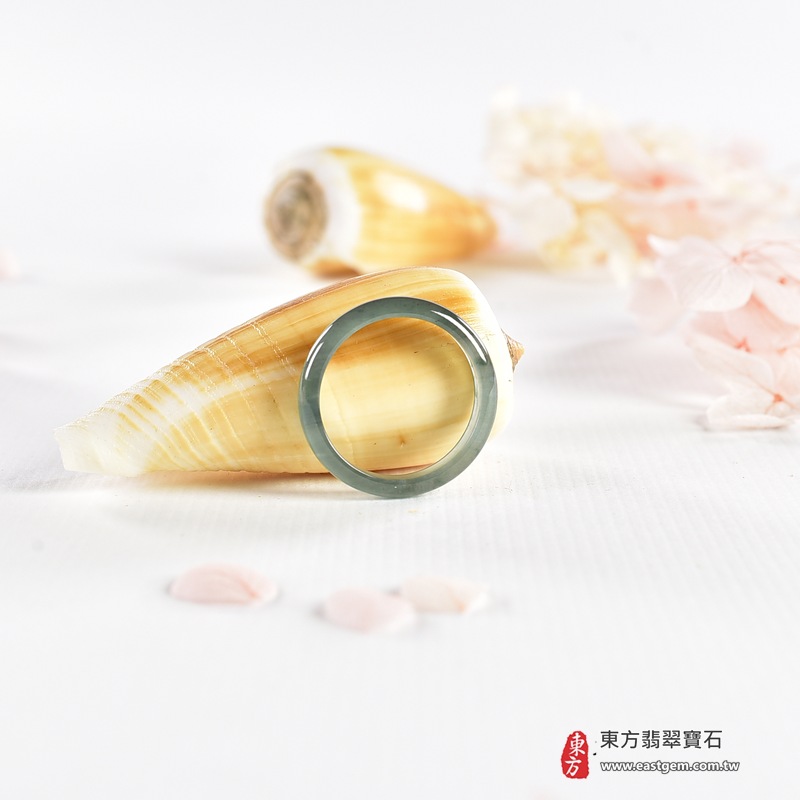 翡翠戒指|天然玉石玉戒・日常配戴與送禮款式|圓滿和合・平安順遂・吉祥如意・福氣常伴・情緣長久|翡翠玉戒・版指戒・板指戒・結婚戒指・男女對戒・情侶對戒|可客製化訂做各式翡翠戒指、吊墜、玉珮與項鍊|RNG1150|商品照片與資料介紹 7 翡翠戒指|天然玉石玉戒・日常配戴與送禮款式|圓滿和合・平安順遂・吉祥如意・福氣常伴・情緣長久|翡翠玉戒・版指戒・板指戒・結婚戒指・男女對戒・情侶對戒|可客製化訂做各式翡翠戒指、吊墜、玉珮與項鍊|RNG1150|商品照片與資料介紹 7