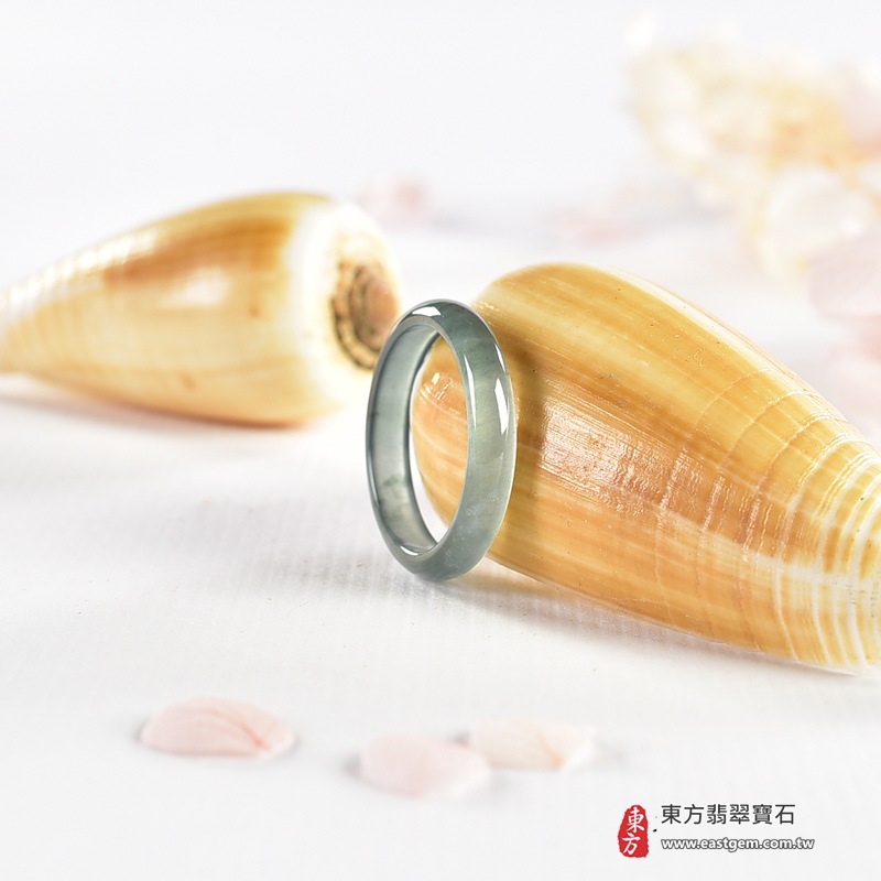 翡翠戒指|天然玉石玉戒・日常配戴與送禮款式|圓滿和合・平安順遂・吉祥如意・福氣常伴・情緣長久|翡翠玉戒・版指戒・板指戒・結婚戒指・男女對戒・情侶對戒|可客製化訂做各式翡翠戒指、吊墜、玉珮與項鍊|RNG1150|商品照片與資料介紹 8 翡翠戒指|天然玉石玉戒・日常配戴與送禮款式|圓滿和合・平安順遂・吉祥如意・福氣常伴・情緣長久|翡翠玉戒・版指戒・板指戒・結婚戒指・男女對戒・情侶對戒|可客製化訂做各式翡翠戒指、吊墜、玉珮與項鍊|RNG1150|商品照片與資料介紹 8