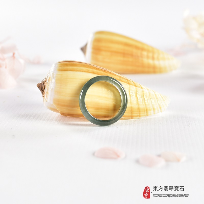 翡翠戒指|天然玉石玉戒・日常配戴與送禮款式|圓滿和合・平安順遂・吉祥如意・福氣常伴・情緣長久|翡翠玉戒・版指戒・板指戒・結婚戒指・男女對戒・情侶對戒|可客製化訂做各式翡翠戒指、吊墜、玉珮與項鍊|RNG1151|商品照片與資料介紹 4 翡翠戒指|天然玉石玉戒・日常配戴與送禮款式|圓滿和合・平安順遂・吉祥如意・福氣常伴・情緣長久|翡翠玉戒・版指戒・板指戒・結婚戒指・男女對戒・情侶對戒|可客製化訂做各式翡翠戒指、吊墜、玉珮與項鍊|RNG1151|商品照片與資料介紹 4