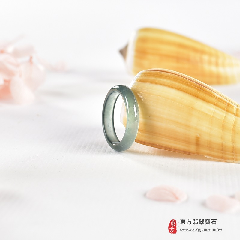 翡翠戒指|天然玉石玉戒・日常配戴與送禮款式|圓滿和合・平安順遂・吉祥如意・福氣常伴・情緣長久|翡翠玉戒・版指戒・板指戒・結婚戒指・男女對戒・情侶對戒|可客製化訂做各式翡翠戒指、吊墜、玉珮與項鍊|RNG1151|商品照片與資料介紹 5 翡翠戒指|天然玉石玉戒・日常配戴與送禮款式|圓滿和合・平安順遂・吉祥如意・福氣常伴・情緣長久|翡翠玉戒・版指戒・板指戒・結婚戒指・男女對戒・情侶對戒|可客製化訂做各式翡翠戒指、吊墜、玉珮與項鍊|RNG1151|商品照片與資料介紹 5